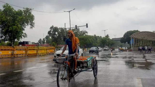 delhi-weather-light-to-moderate-rain-likely-in-city-today-imd-sounds-yellow-alert